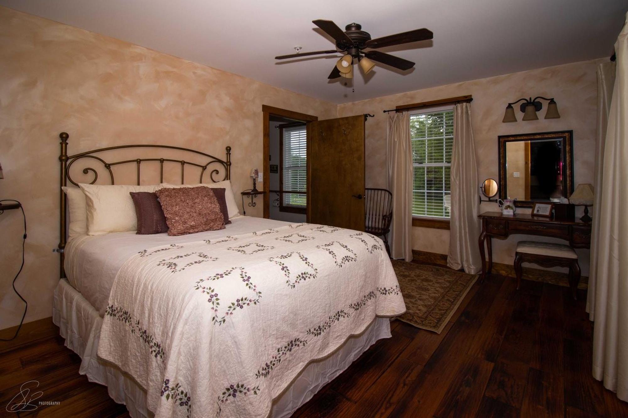 The Old Lantern Inn Charlotte Luaran gambar